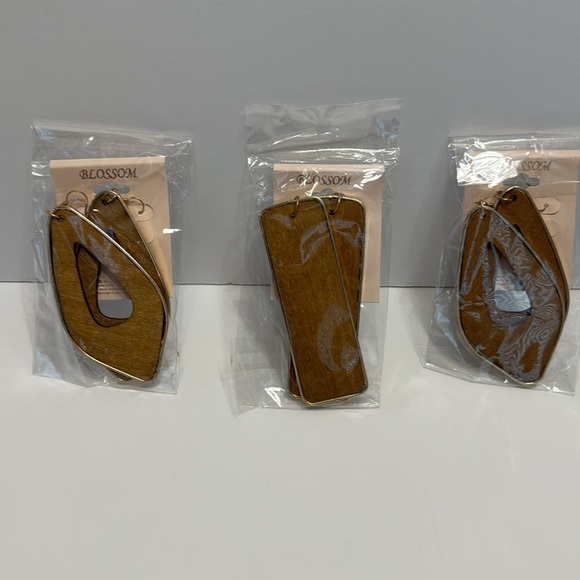 Blossom (Set of 3) Light Brown Earrings Gold trim & New in Package - Picture 1 of 17